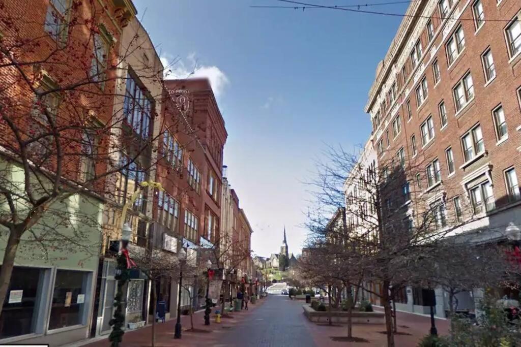 Escape On Hambright'S Alley! Walk 2 Everything! Cyclists Welcome! 1St Fl Unit A Cumberland Exterior photo